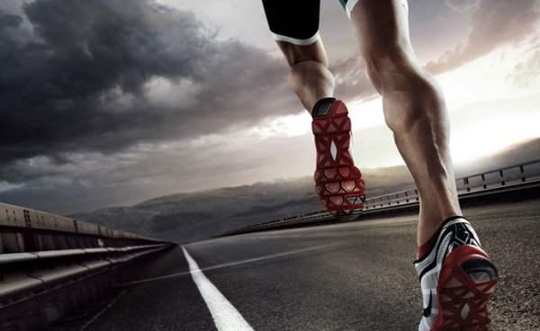 一个人晨跑图片，男子晨跑背影图片（早起晨练，一个人跑步）