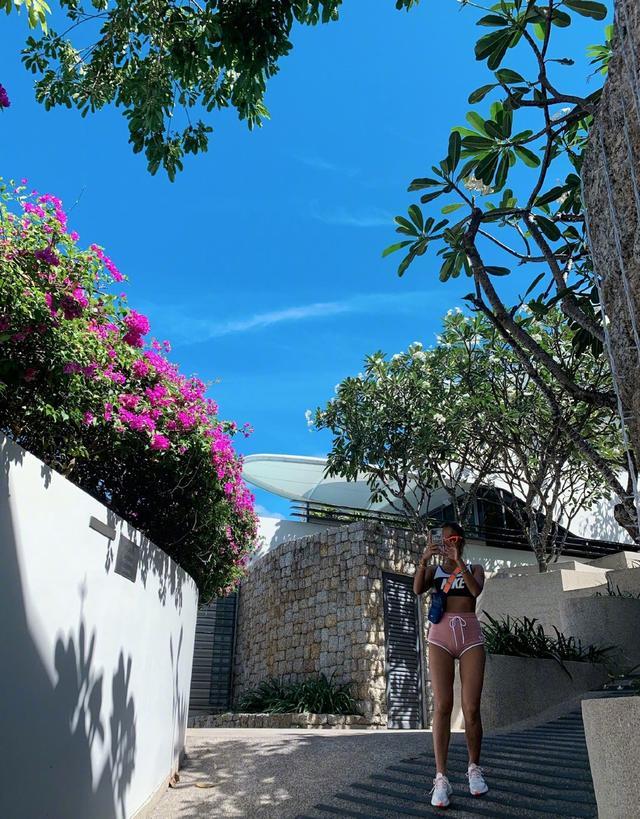 男生能穿女式泳衣开叉吗，跟男朋友泡温泉穿什么衣服好（穿泳装秀尤物身材）