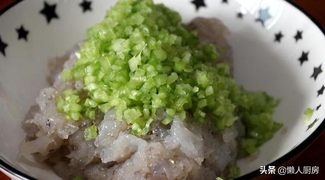 鲜虾饼的做法，虾饼的制作方法（教你懒人版虾饼的做法）