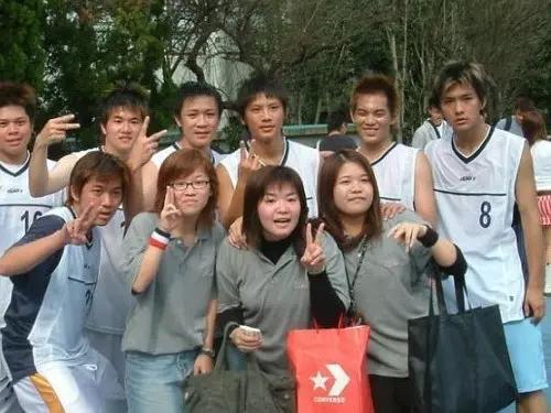炎亚纶对汪东城的亲密举动，又黑又瘦比路人还不起眼