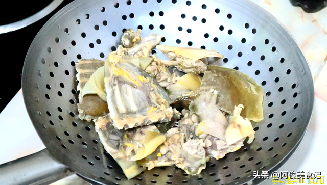 甲鱼怎么杀甲鱼的处理方法，怎么处理甲鱼（“如何宰杀甲鱼”做出来的汤不发腥）