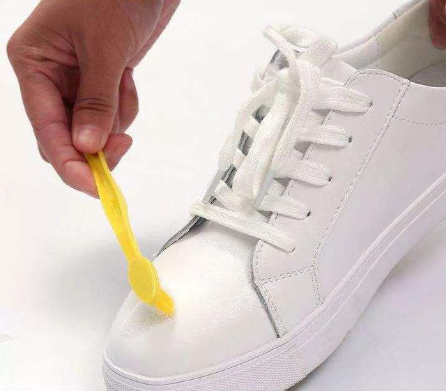 洗白鞋子怎么洗才会很白不会发黄，怎样洗白鞋子不会发黄（小白鞋脏了难刷）