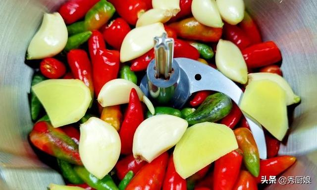 剁椒酱怎么做啊，剁椒酱是怎么做的（只放盐是“外行”）