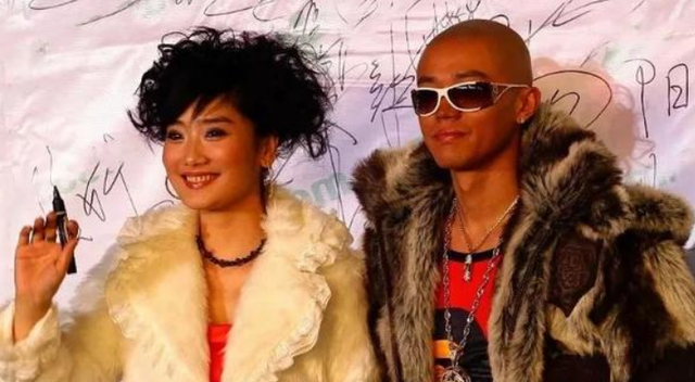 揭秘凤凰传奇“真实关系”：玲花结婚曾毅大哭，曾毅结婚玲花大醉