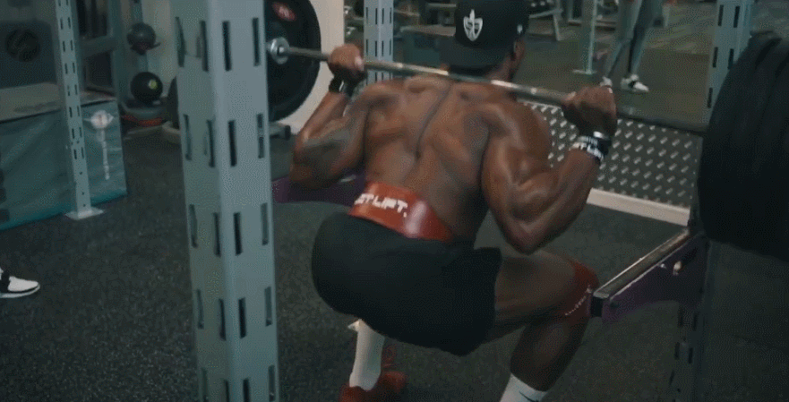 杠铃深蹲练什么部位，杠铃深蹲是练哪些部位（激活整个下肢肌肉群）