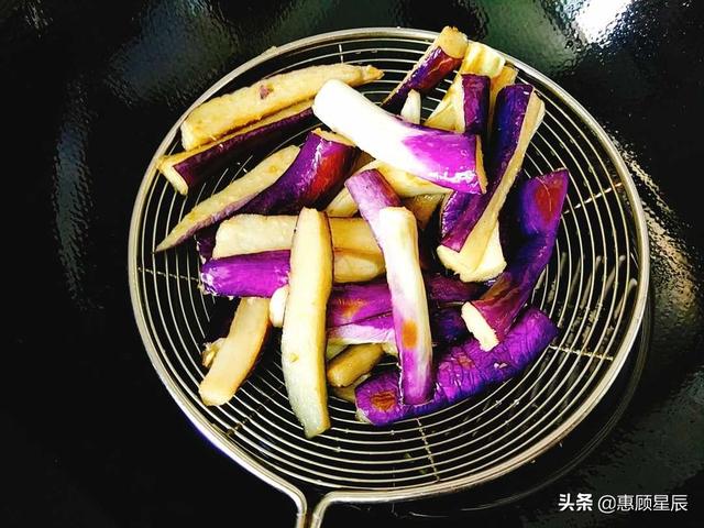 怎样做美味的豆角炒茄子，怎样做美味的豆角炒茄子好吃（茄子炒豆角最好吃家常做法）