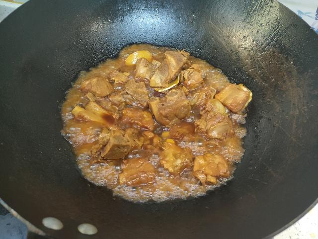 炖排骨什么时候放盐最好，炖排骨汤时什么时候放盐好（难怪排骨发柴不软烂）