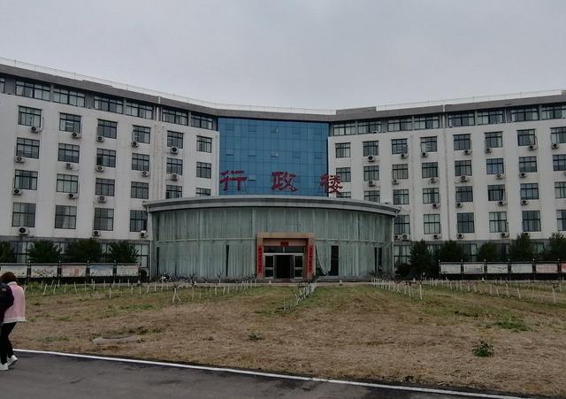 平顶山职业技术学校，平顶山工业职业技术学院2019年招生章程（平顶山职业技术学院极简史）