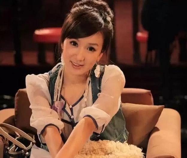 唐悠悠的扮演者，邓家佳（婚姻失败出道19年不火）