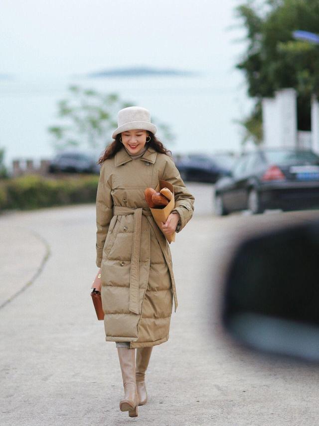 长款羽绒服图片，中长款羽绒服（这个冬天“长款羽绒服”又火了）