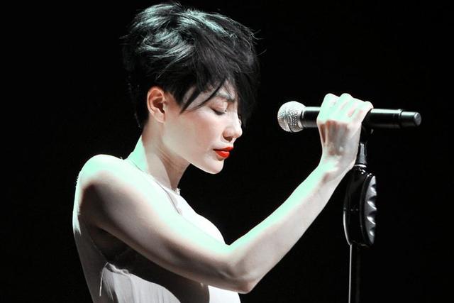 红豆绿豆大红豆左左右'是什么歌，红豆黄豆绿豆的大小对比（经典歌曲《红豆》演唱技巧）