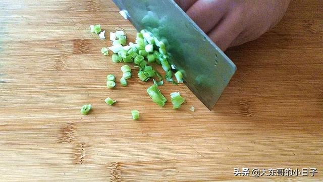 烩茄子的家常做法，豆酱烩茄子的家常做法（夏天常吃当饭当菜都可以）