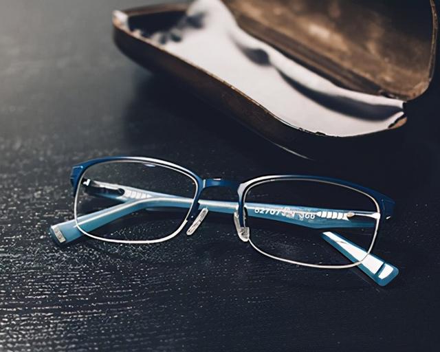 戴护目镜的好处与危害，戴护目镜会对眼睛产生什么影响（常见的各式眼镜分类详解）
