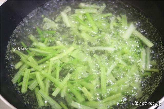 芹菜煮多久能熟，西芹煮多久熟（加它一起炒）