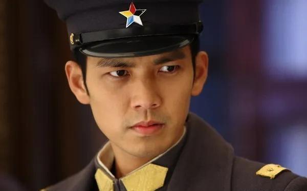 “爱你爱到自己快要发狂，结果在你眼里还是过客”，你让我爱的发狂（《来不及说我爱你》慕容沣和尹静琬图片）