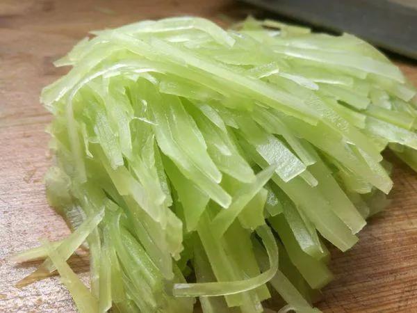 莴笋需要焯水吗，莴笋需要用水焯一下吗（莴笋最忌焯水和直接炒了）