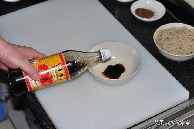 酸辣粉粉丝的家常做法，用最简单的材料做一碗香喷喷的酸辣粉