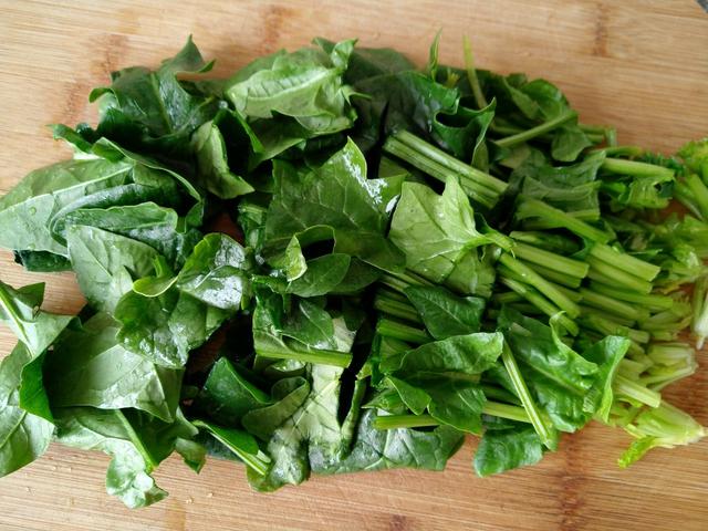 菠菜鸡蛋饼的简单做法，菠菜鸡蛋饼的简单做法窍门（菠菜和鸡蛋摊成饼）