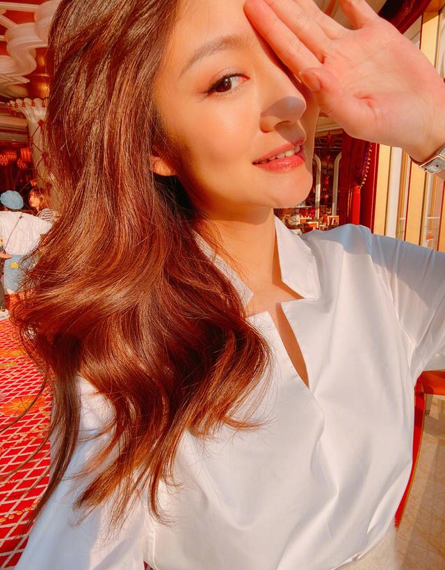 安以轩结婚了吗，安以轩结婚纪念日宣布二胎（晒视频宛如20岁花信少女）