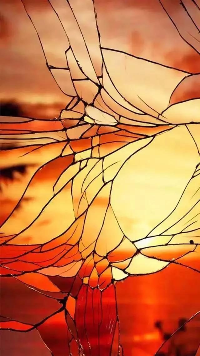 碎屏壁纸，碎屏壁纸 真实（30张以假乱真碎屏锁屏壁纸高清无水印下载图片）