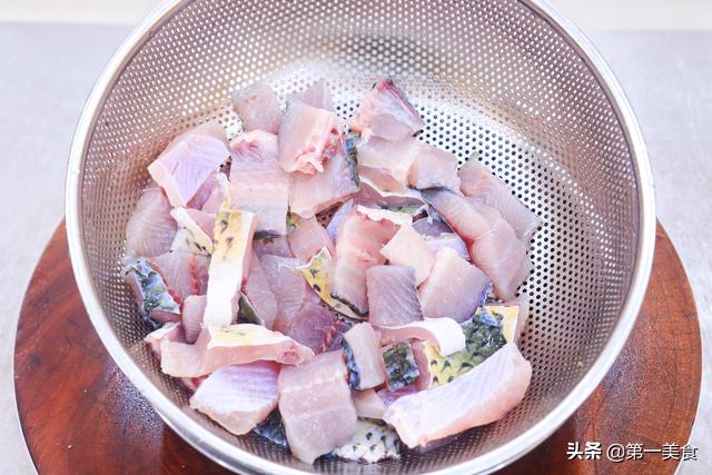 如何炸鱼块又酥又脆，怎么炸鱼块好吃又脆嫩（厨师长教你做酥骨鱼块）