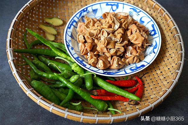 卤肥肠怎么炒好吃，卤肥肠怎么炒好吃视频（自己卤的猪大肠）