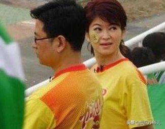 央视主持人白岩松简介，白岩松简介（转向幕后的主持人白岩松）