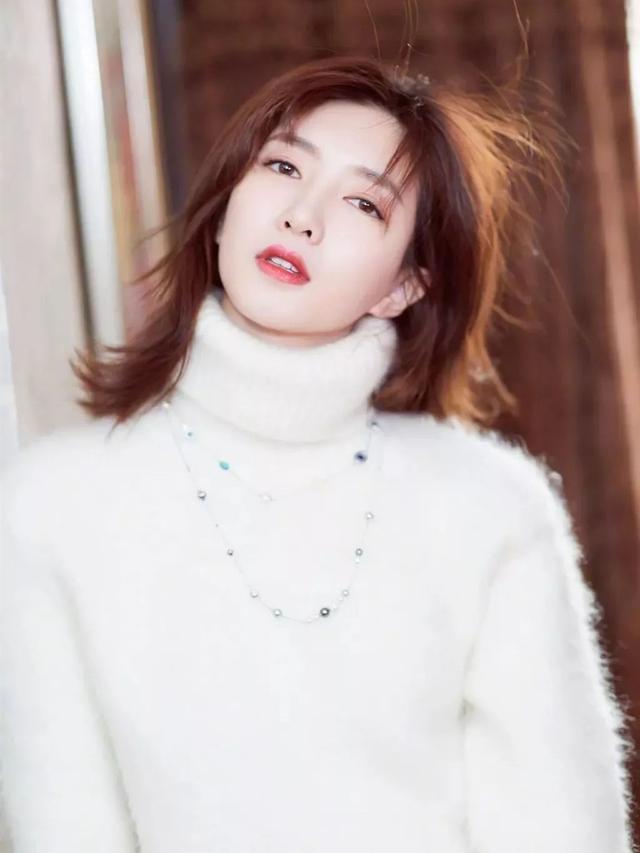 咖啡色头发适合年龄，咖啡色头发适合什么年龄（过了40岁的女人别再染黑发）