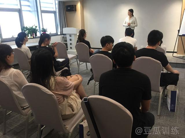 发言稿经典开头，精彩的发言稿开头（即兴演讲的万能开头方法）