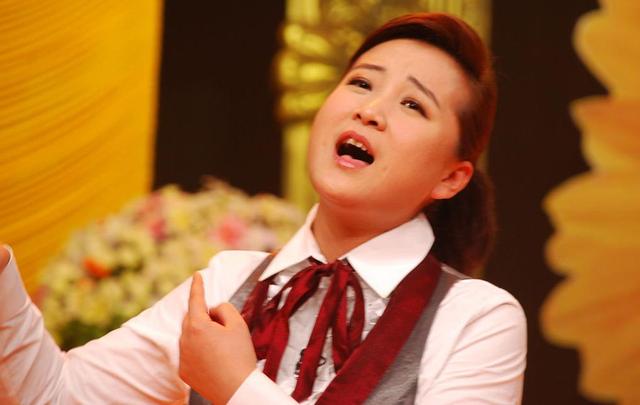 37岁的贾玲近照，贾玲：欢笑的每一步都充满不易