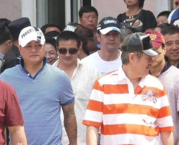 李宝敏狂揍社会人视频，李宝敏（张家豪与李宝敏在酒吧发生冲突）