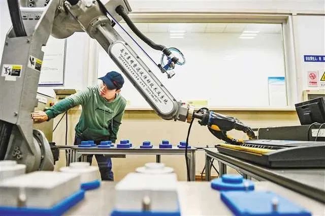 工程机械展板 走进重庆大学国家重点实验室：小齿轮大作为