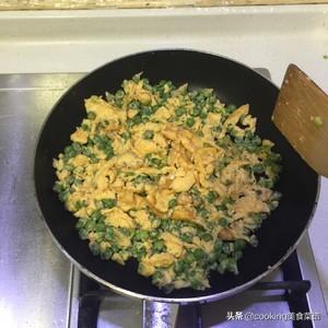 豌豆炒鸡蛋的窍门，豌豆炒鸡蛋的做法步骤窍门（家常鸡蛋菜谱）