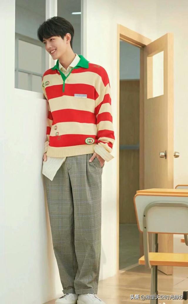 肖战手机壁纸无水印   高颜值小哥哥安利一下，肖战手机壁纸高清壁纸 满屏无水印（暖心男神肖战三十款高清时尚穿搭手机壁纸、背景图～怎么穿都好看）