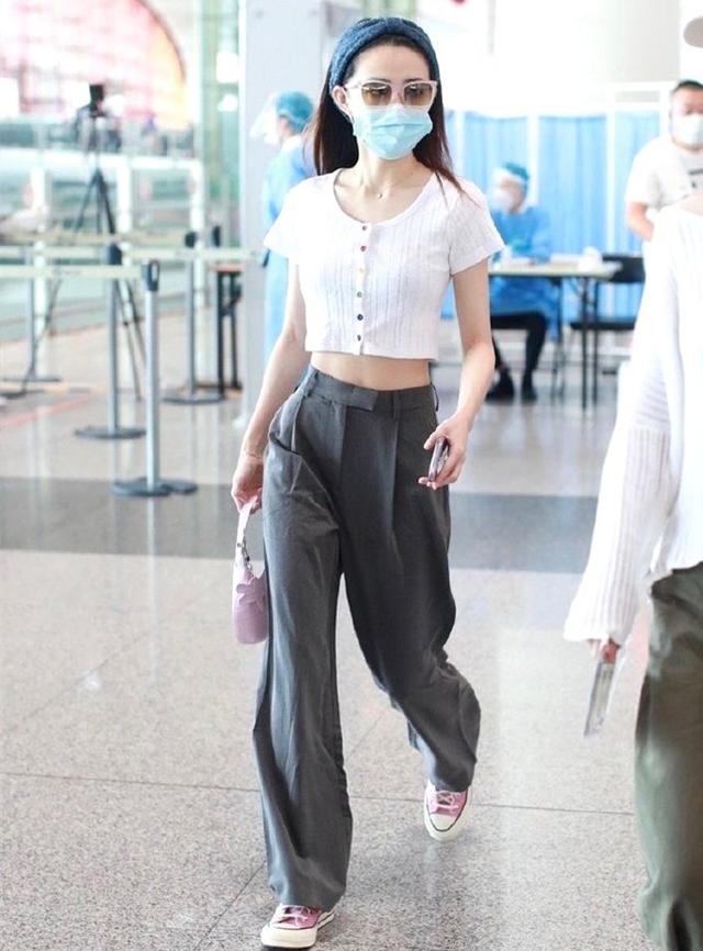 时尚短袖衫搭配女，夏天“短袖”强势出街