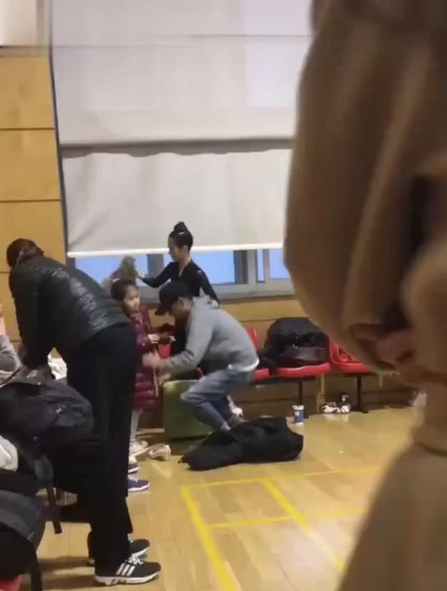 文章和马伊琍的孩子，文章独自带两个女儿去练舞（文章马伊琍几个孩子）