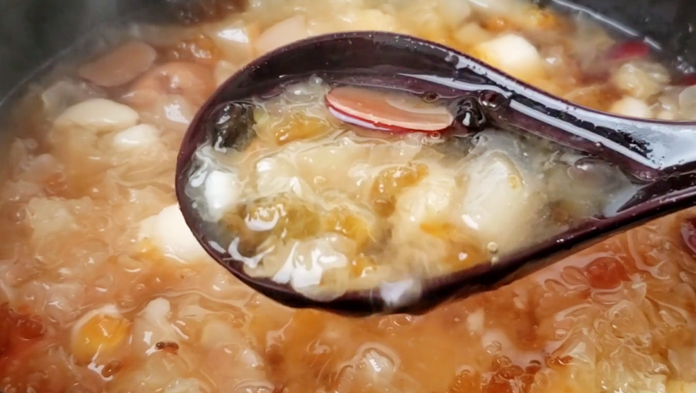 【桃胶银耳桂圆汤】做法步骤图 脸色红润 越喝人越漂亮-起舞食谱网