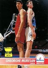 姚明的个人资料，姚明的个人资料简介 个人简历（照片显示他比2米31的穆雷桑还高）