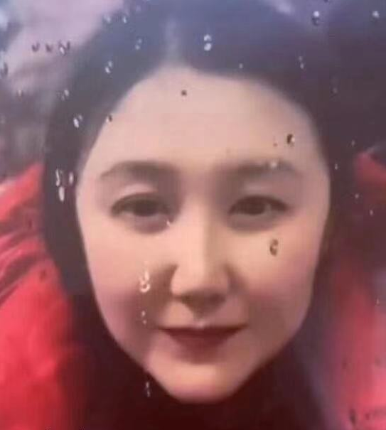 寇振海与妻子李婷，肤白貌美不输女星