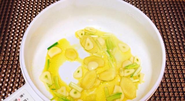 四川火锅鸡，四川正宗火锅底料配方（做成火锅鸡香辣好吃又过瘾）