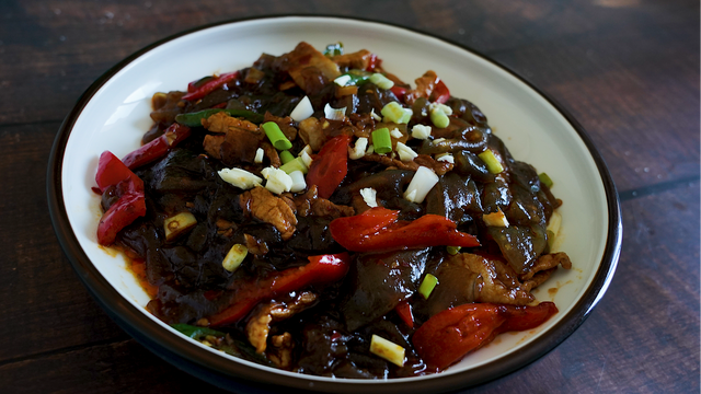 红薯粉皮的家常做法，红薯粉皮的家常做法大全窍门（家常红薯粉皮的制作方法）