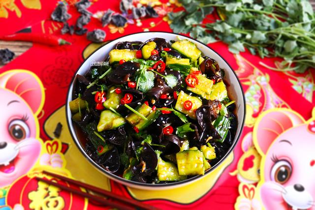 凉拌爽口木耳步骤，凉拌酸爽木耳做法（我家隔三差五吃1次）