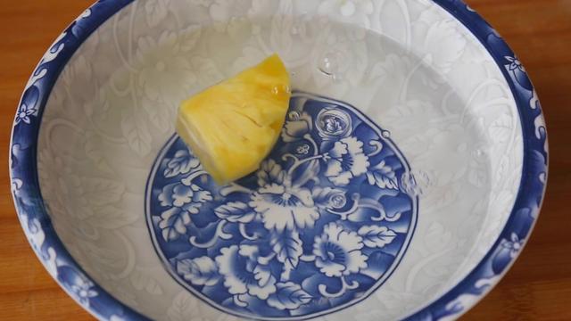 怎样轻松去除菠萝皮，怎样去菠萝皮最简便方法（家常版菠萝去皮教程）