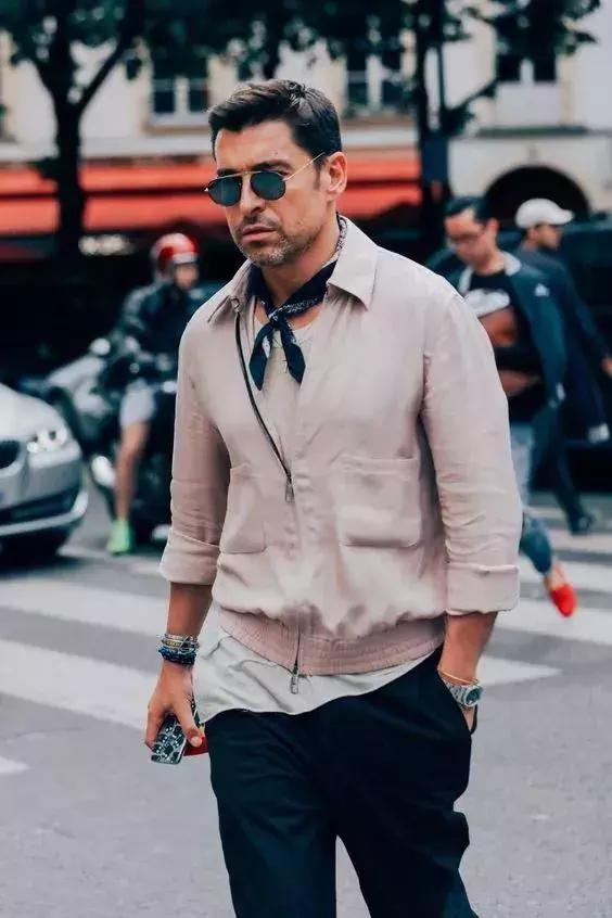 男士丝巾打法，男士方巾丝巾的系法（关于男士丝巾和它的系法）