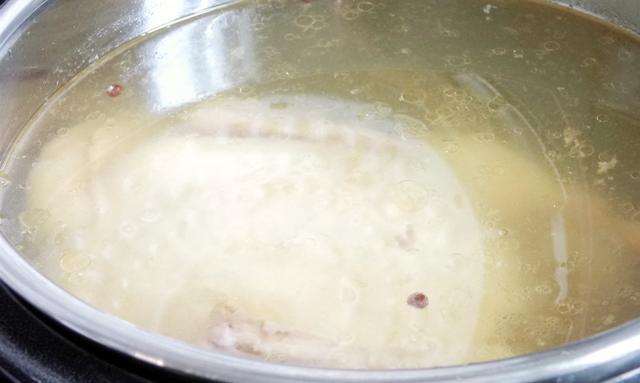 过桥米线的由来，过桥米线的由来是什么（米线口感是关键汤汁酱料更是灵魂）