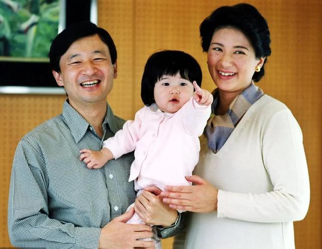 梦见蛇缠腰上是什么意思，梦见蛇缠在腰上（当上皇后也逃脱不了生儿子的压力）