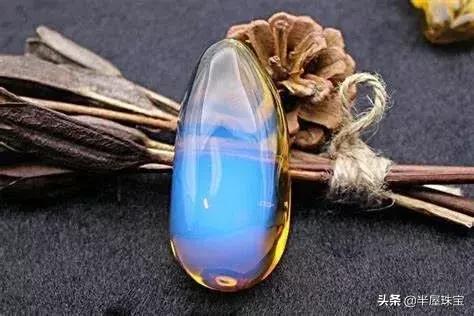 琥珀是什么样子的，琥珀长什么样子（唯一能“变色”的琥珀）