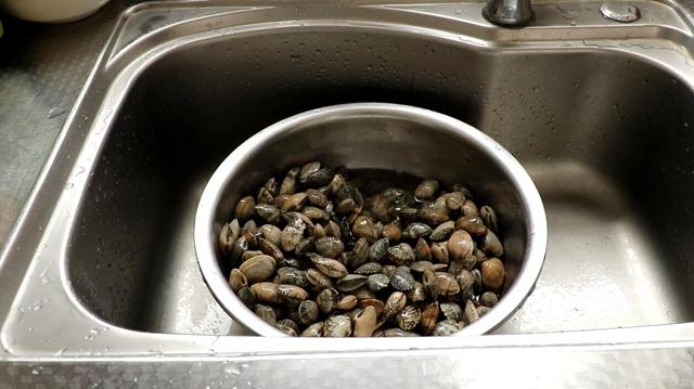 花蛤粉丝简单的做法，媳妇在家秘制花蛤粉丝煲