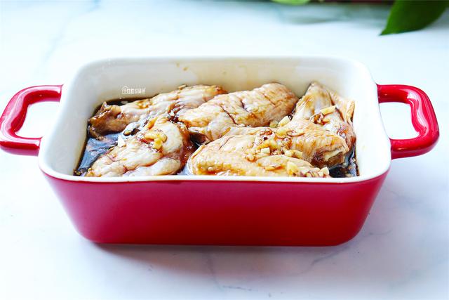 无油炸香酥鸡翅怎么做，油炸鸡翅怎么做又酥又好吃（鸡翅最美味的做法）