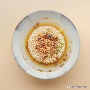 微波炉泡面的做法，用微波炉煮方便面（微波炉任意泡面）